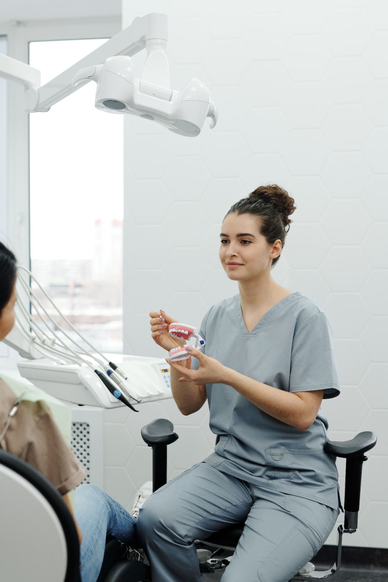 Ärztin erklärt einer Patientin eine Behandlung im Sprechzimmer