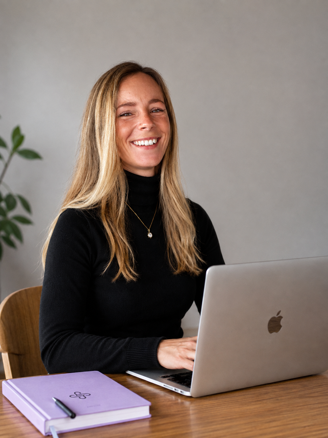 Anne Wilhelm bei der Arbeit an einer Praxiswebsite