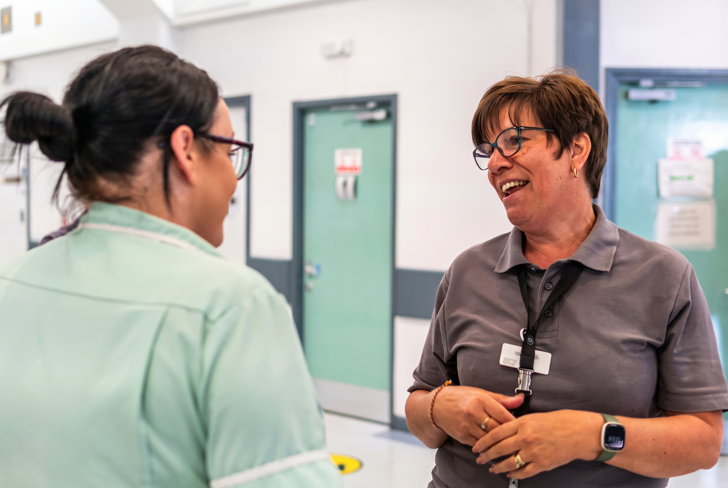 Freundliches Gespräch zwischen Patientin und Ansprechpartnerin