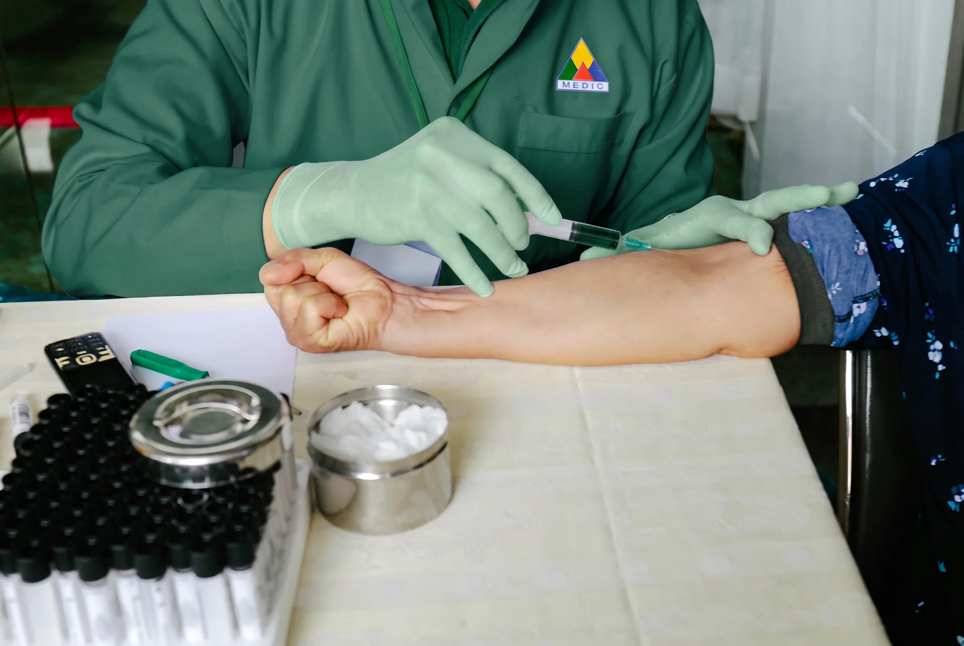 Vorbereitung einer Blutentnahme für die moderne Diagnostik